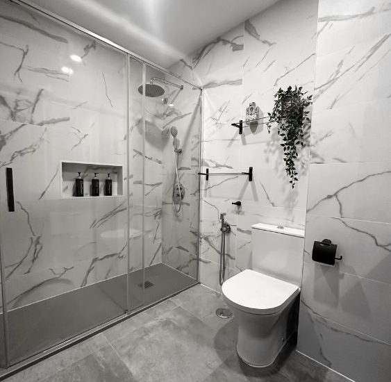 Remodelação de casa de banho no Estoril. Renovação integral WC por JCC Design.
